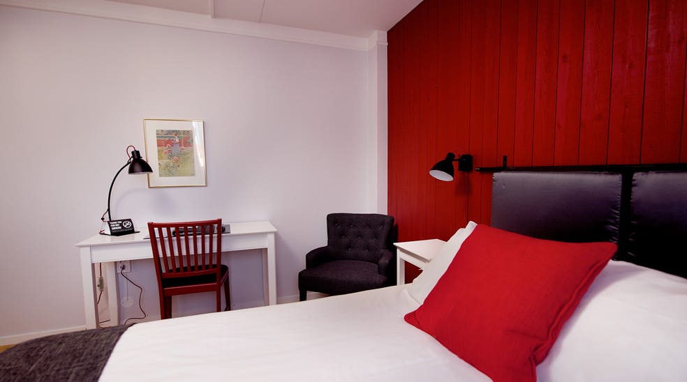 Trendy single room with a desk at Bergmestaren Hotel in Falun
