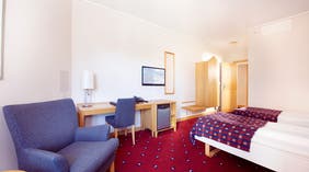 Large standard twin hotel room with a desk at Bryggeparken Hotel in Skien