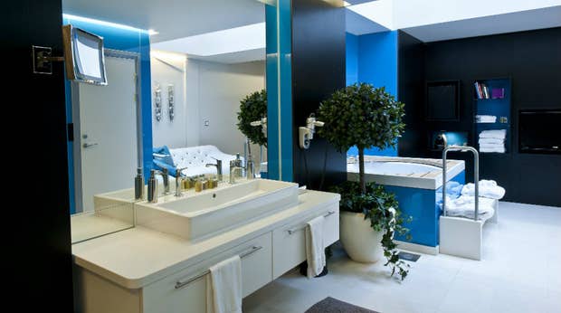 Spacious and well-equipped bathroom and spa in suite at Folketeateret Hotel in Oslo