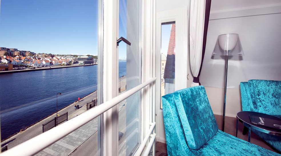 Deluxe double room with an amazing view of the canal and ocean at Skagen Brygge in Stavanger