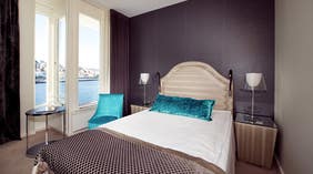 Stylish standard single room with a perfect view of the canal and ocean at Skagen Brygge in Stavanger