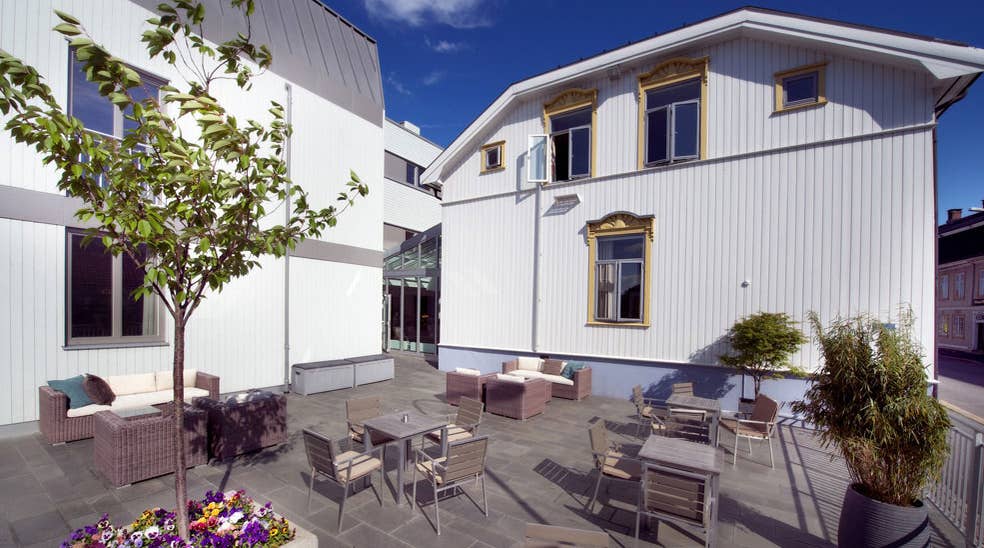 Spacious outdoor area with comfortable furniture at Tollboden Hotel in Drammen