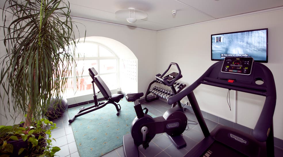 Gym with a TV at Uman Hotel in Umea