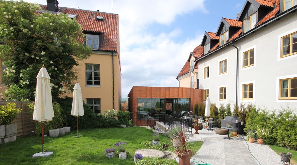 Green and spacious outdoor area at Wisby Hotel in Visby