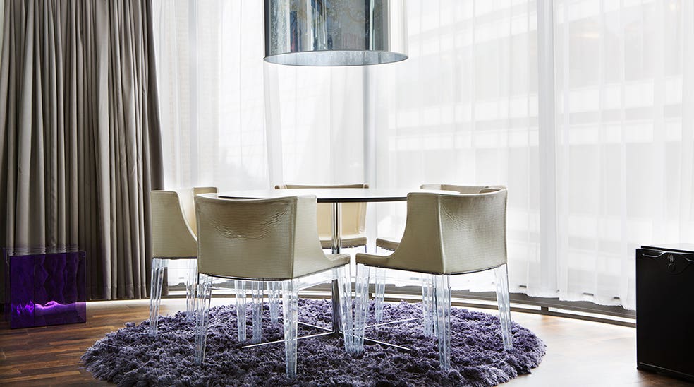 Las Vegas suite with round table on a purple carpet at Comfort Hotel Union Brygge in Drammen in Norway