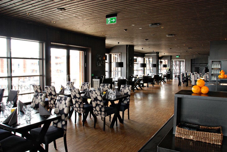 Spacious and bright restaurant at Norrefjell Ski & Spa Hotel in Norrefjell