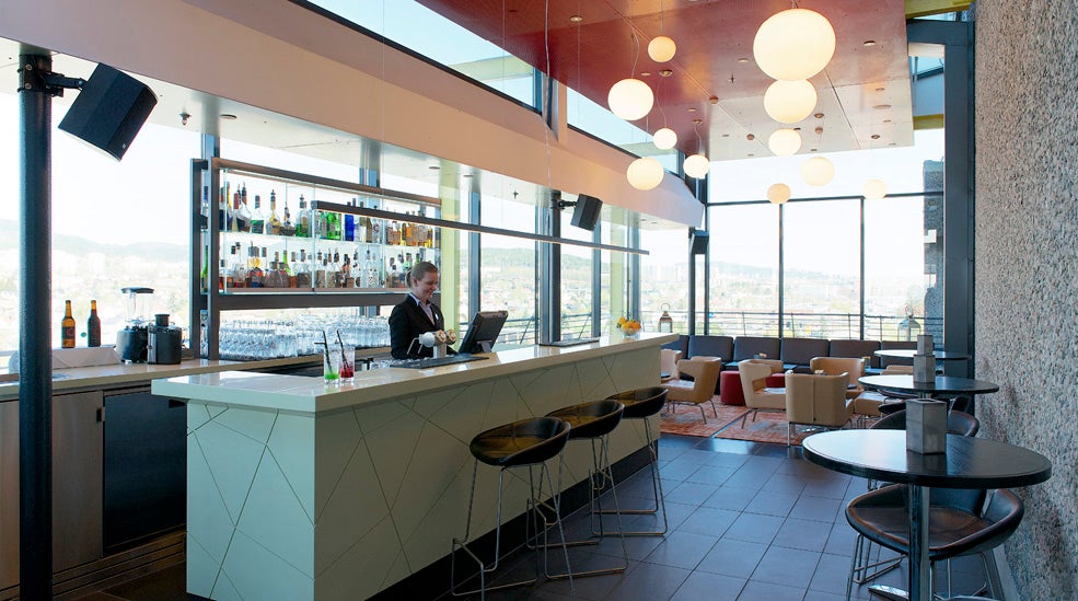 Spacious and bright hotel bar at Quality Hotel 33 in Oslo