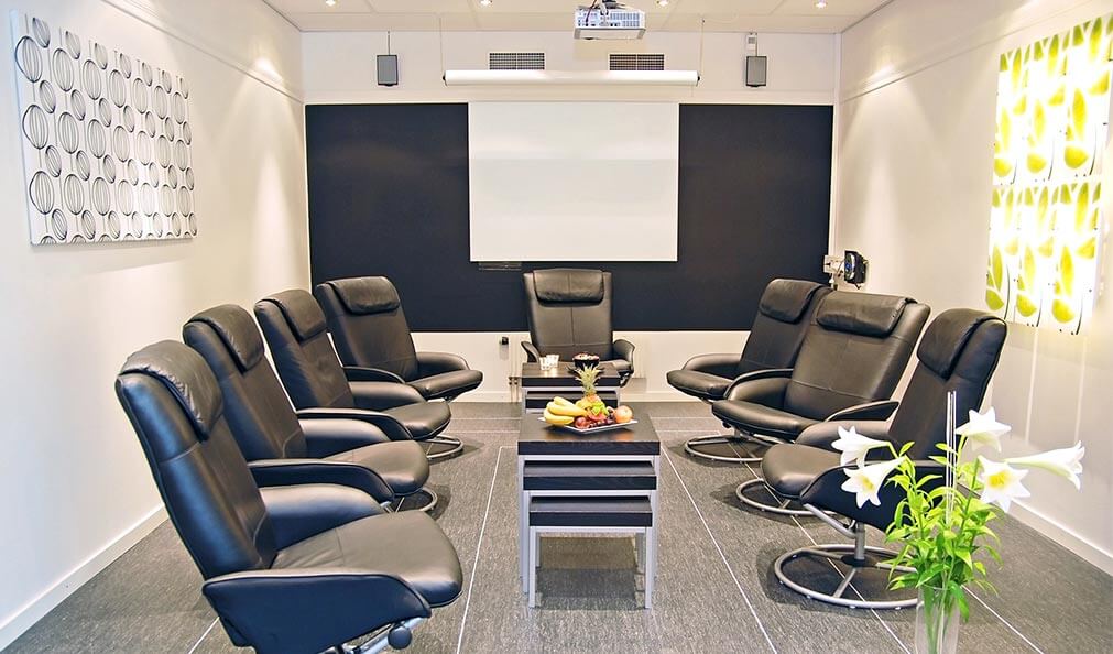 Meeting room with leather chairs, projection and screen at Quality Hotel Galaxen in Borlänge